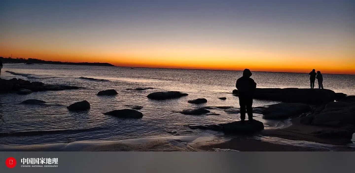 清晨的海浪，带着冰渣的凌厉